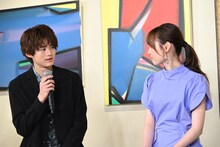 左から鈴鹿央士、福原遥。