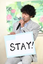 18歳の自分へのメッセージに「STAY!」を選んだ上杉柊平。当時は海外で生活していたという。