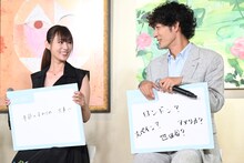 40歳の自分へのメッセージを見せる深田恭子（左）と上杉柊平（右）。