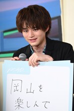 18歳の頃の自分に助言をする鈴鹿央士。