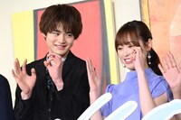 左から鈴鹿央士、福原遥。