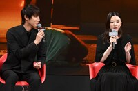 左から中川大志、永野芽郁。