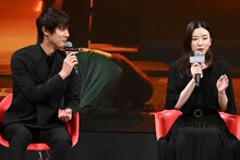 左から中川大志、永野芽郁。