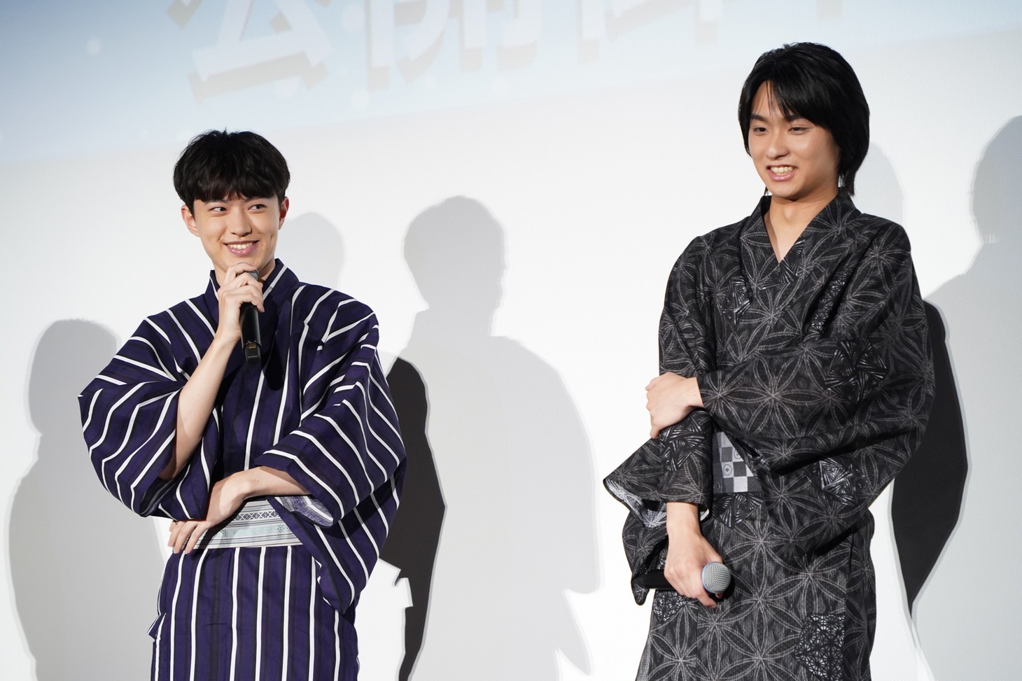 左から上村海成、奥平大兼。