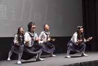 「マ人間」の振り付けを紹介する新しい学校のリーダーズ。