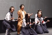 生田斗真と新しい学校のリーダーズが「マ人間」のダンスを披露。