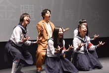 生田斗真と新しい学校のリーダーズが「マ人間」のダンスを披露。