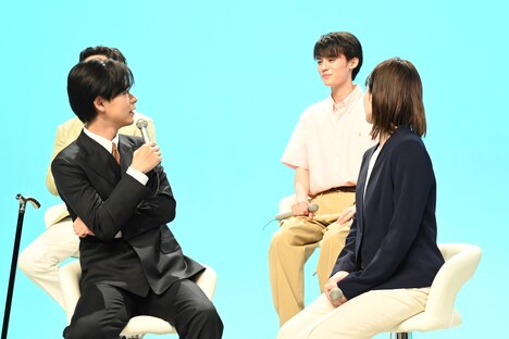 成田凌（手前左）に「愛しい」と言えれ、はにかむ藤原大祐（奥）。