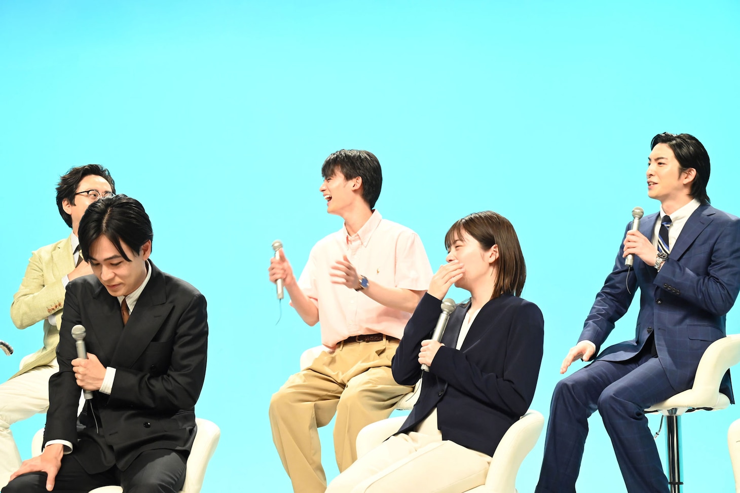 アドバイスするはずが反省してうなだれてしまう成田凌（前列左）。