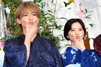 ほっぺむにゅポーズをする高橋文哉（左）と桜田ひより（右）。