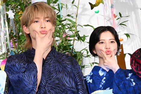 ほっぺむにゅポーズをする高橋文哉（左）と桜田ひより（右）。