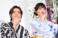 ほっぺむにゅポーズをする曽田陵介（左）、茅島みずき（右）。