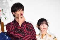 ほっぺむにゅポーズをする板垣瑞生（左）、齊藤なぎさ（右）。