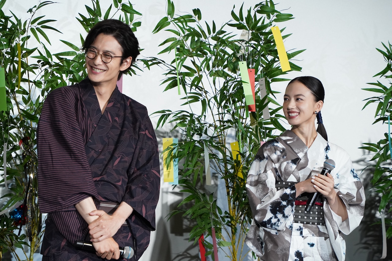 左から岡田将生、清原果耶。