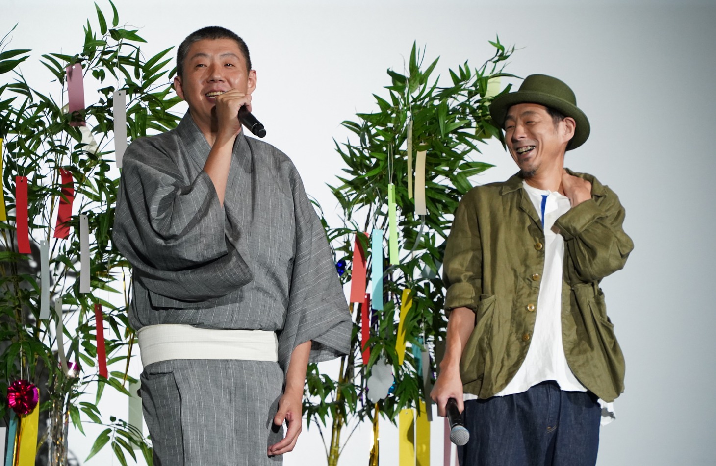 左から荒川良々、宮藤官九郎。