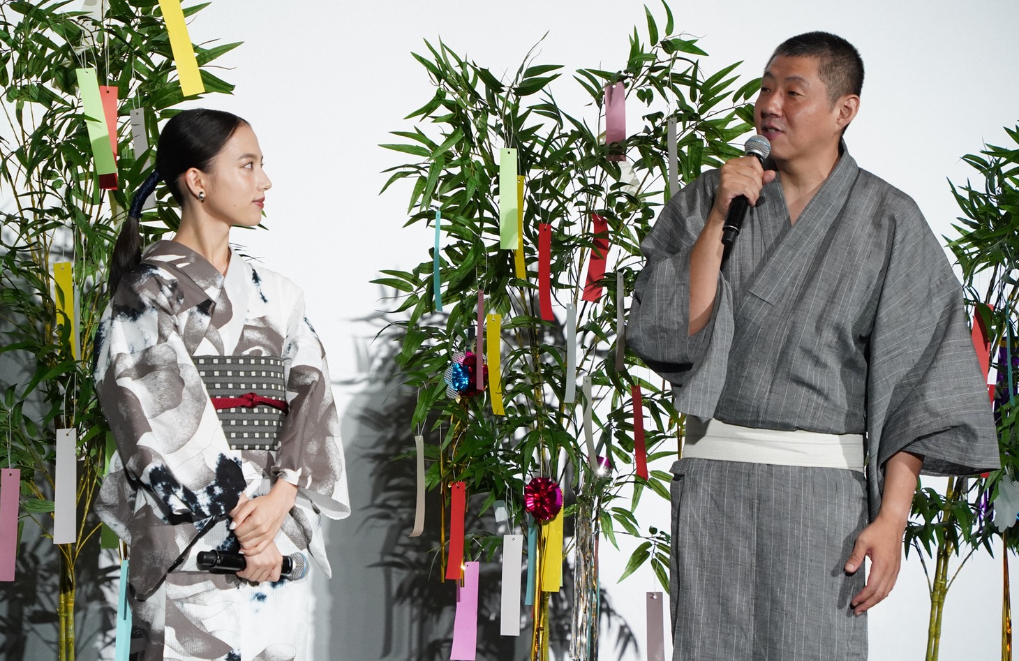 左から清原果耶、荒川良々。