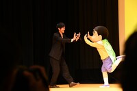 左から松坂桃李、野原しんのすけ。