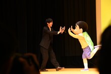 左から松坂桃李、野原しんのすけ。