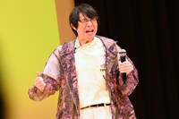 「サイコゥ!!サイコゥ!!サイコゥ!!」を披露する水川かたまり。