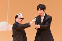 左からMr.マリック、松坂桃李。