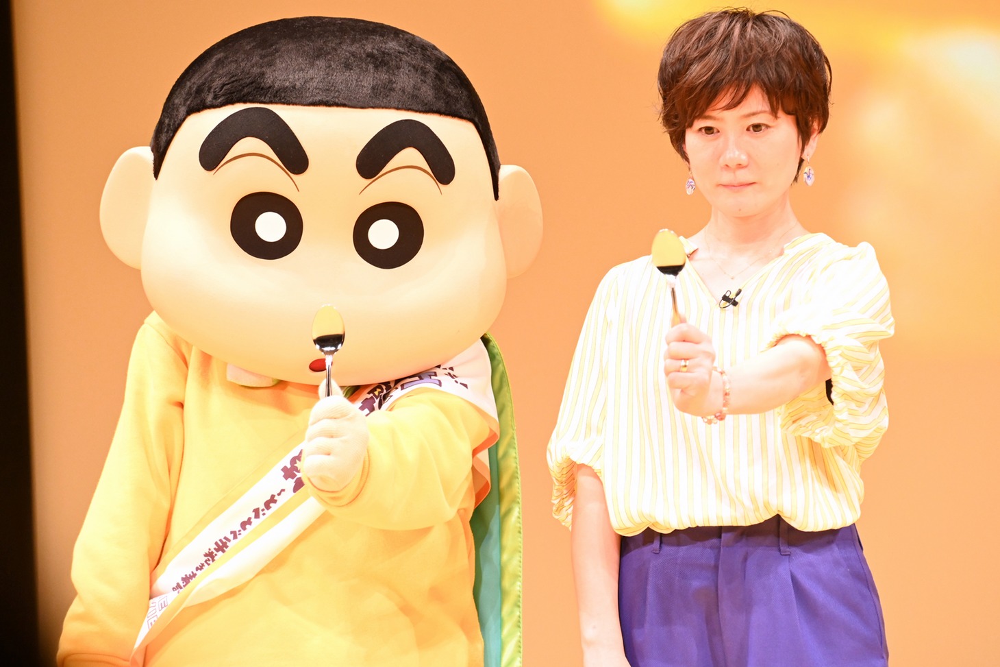 スプーン曲げにチャレンジする野原しんのすけと小林由美子。