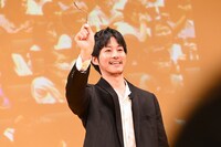 スプーン曲げを成功させた松坂桃李。