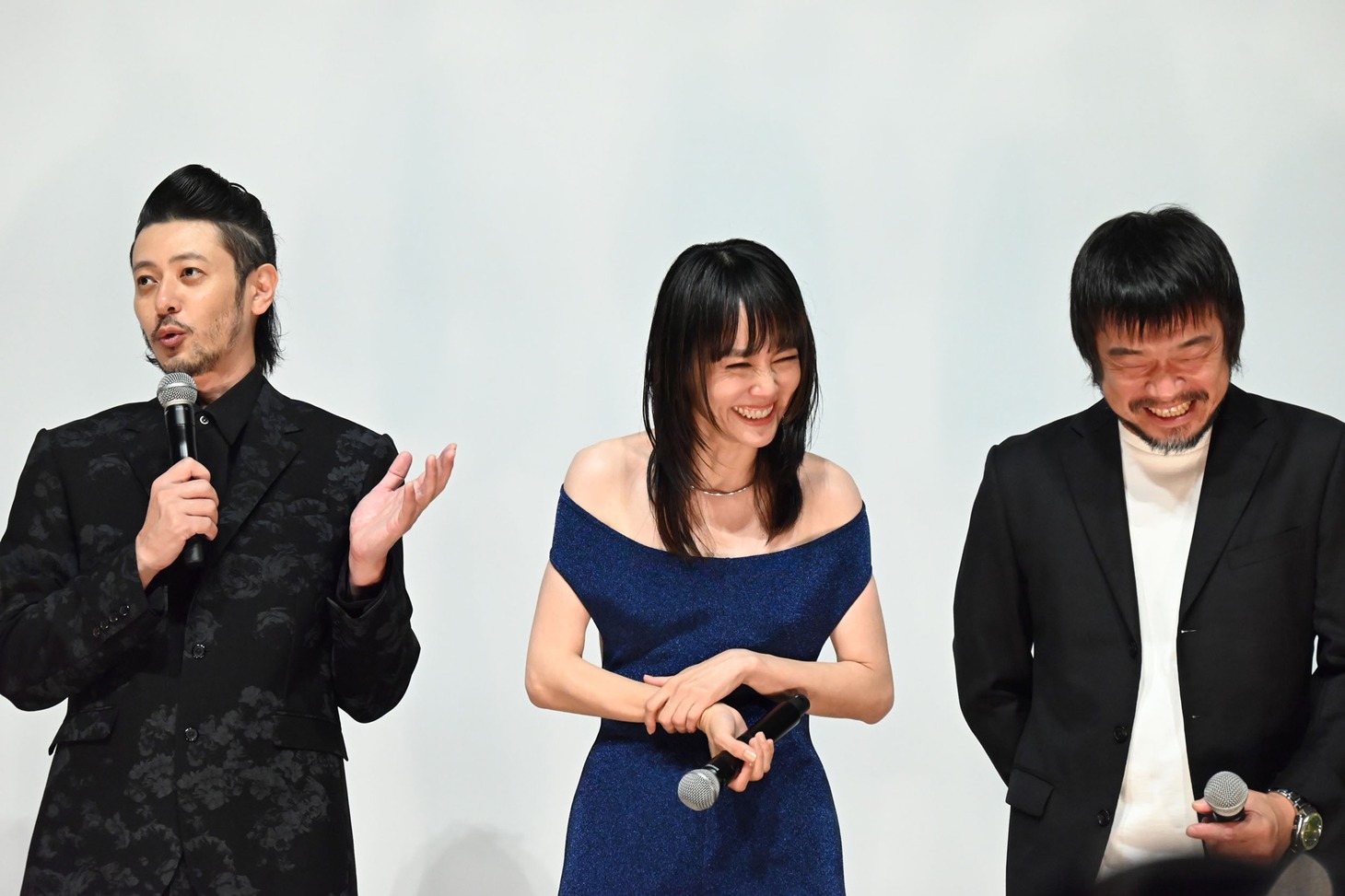 オダギリジョー（左）の「効能があるのかな？」という話に笑う菊地凛子（中央）、竹原ピストル（右）。