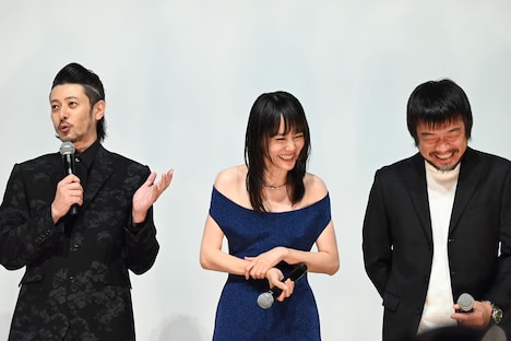 オダギリジョー（左）の「効能があるのかな？」という話に笑う菊地凛子（中央）、竹原ピストル（右）。