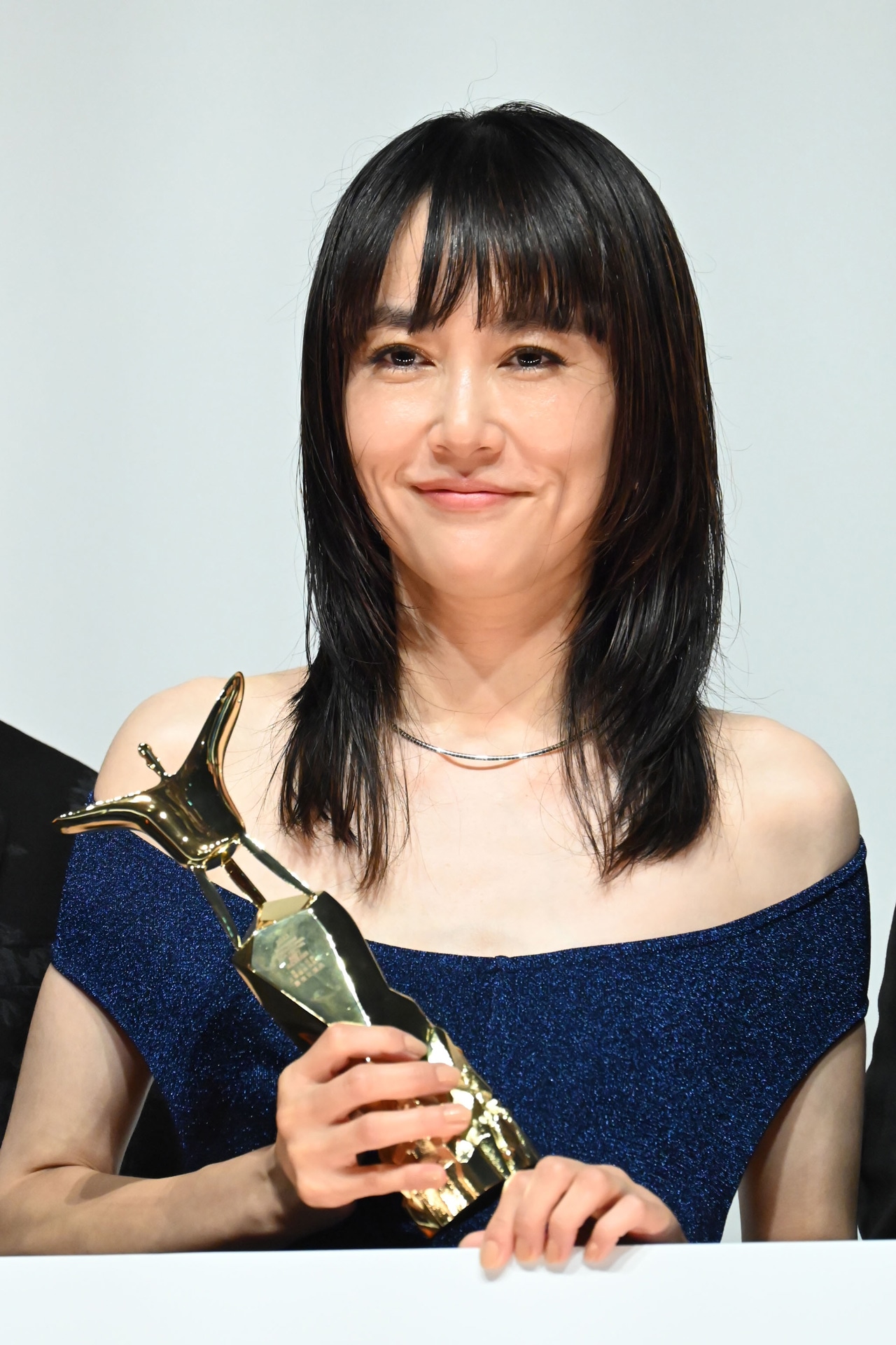 上海国際映画祭のトロフィーを手に持つ菊地凛子。