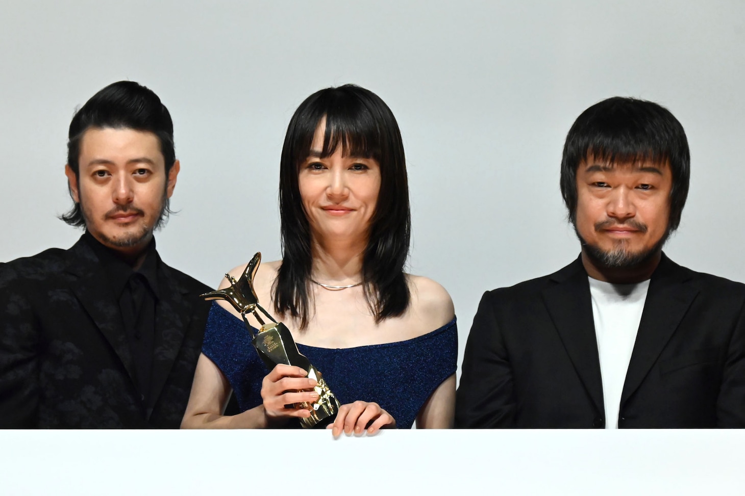 「658km、陽子の旅」完成披露試写会にて、左からオダギリジョー、菊地凛子、竹原ピストル。