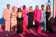 左からライアン・ゴズリング、アメリカ・フェレーラ、アリアナ・グリーンブラット、イッサ・レイ、マーゴット・ロビー、グレタ・ガーウィグ、シム・リウ、ハリ・ネフ。