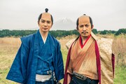 左から松本潤、岡田准一。