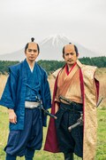 左から松本潤、岡田准一。