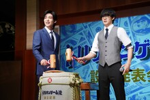 トリリオンゲーム社の設立発表として鏡開きを行った目黒蓮（左）と佐野勇斗（右）。