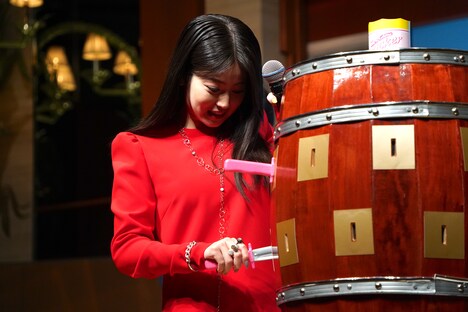 樽に剣を刺す今田美桜。