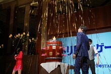 金テープに包まれる目黒蓮（右）。