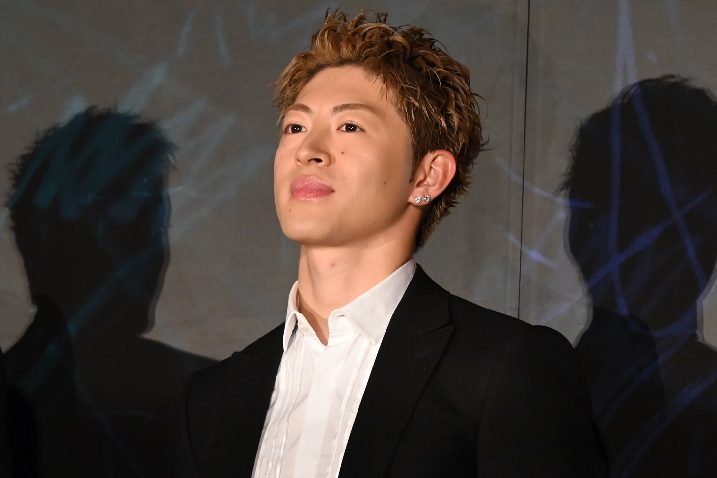 佐野玲於