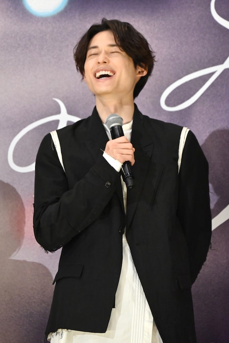 岩井俊二に「うれしすぎる」と声を掛けられ、喜びを隠しきれない松村北斗。