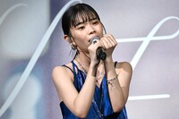 「キリエ・憐れみの讃歌」を歌うアイナ・ジ・エンド。