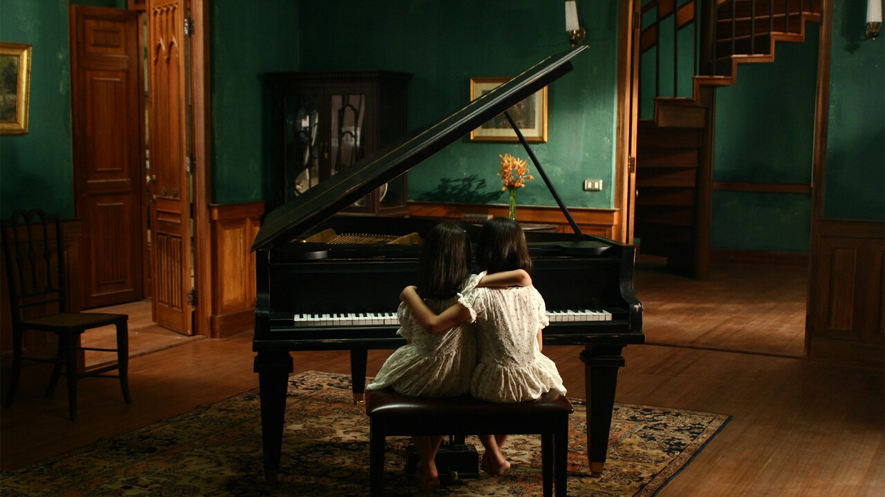 分離手術で死亡したはずの結合双生児の姉妹が現れる「フェート／双生児」JAIHOで配信