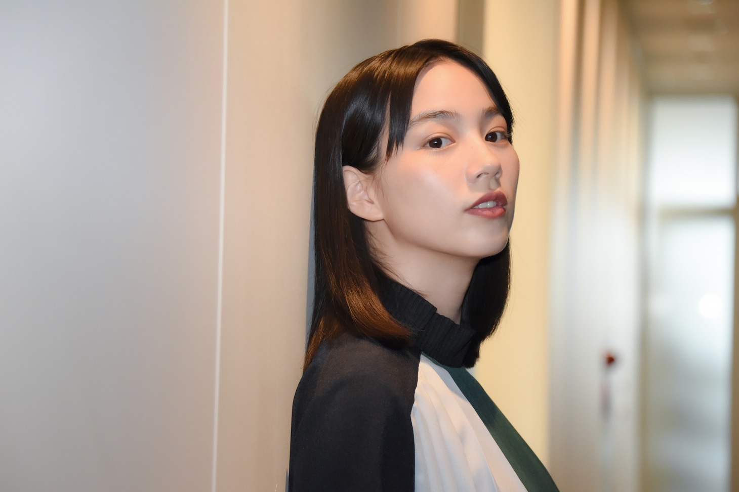 のん（スタイリスト：町野泉美、ヘアメイク：菅野史絵）