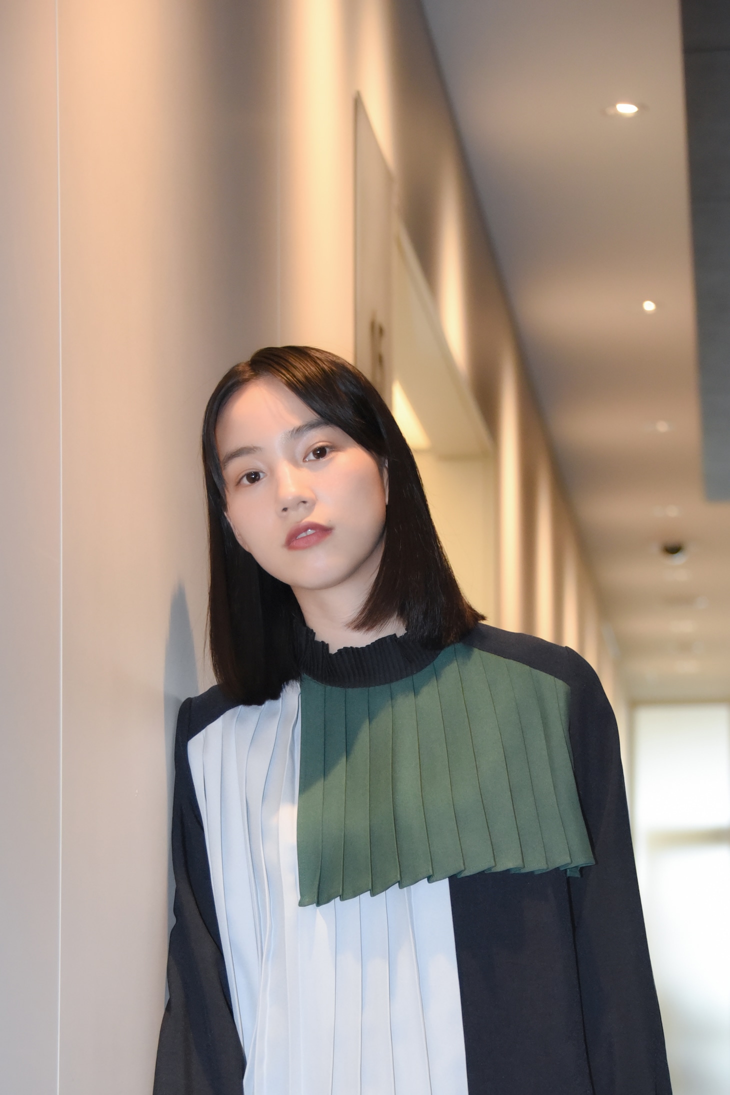 のん（スタイリスト：町野泉美、ヘアメイク：菅野史絵）