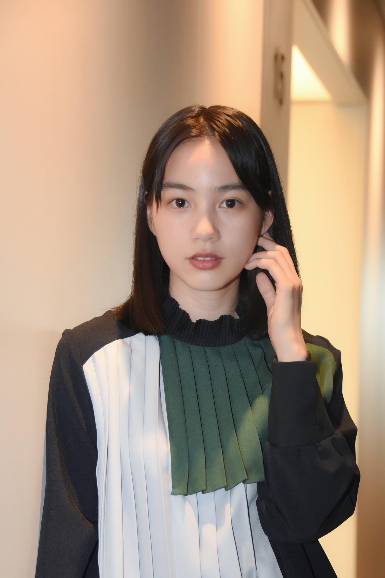 のん（スタイリスト：町野泉美、ヘアメイク：菅野史絵）