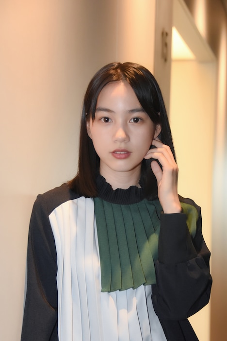 のん(スタイリスト:町野泉美、ヘアメイク:菅野史絵)