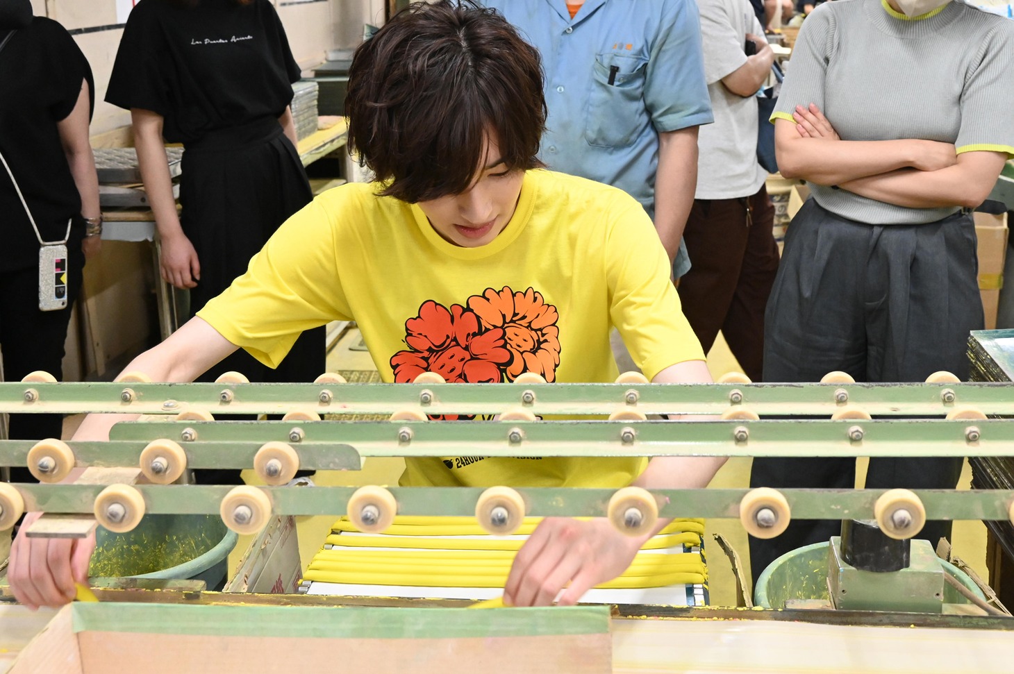 日本理化学工業でチョーク製造過程の一部を体験する道枝駿佑。