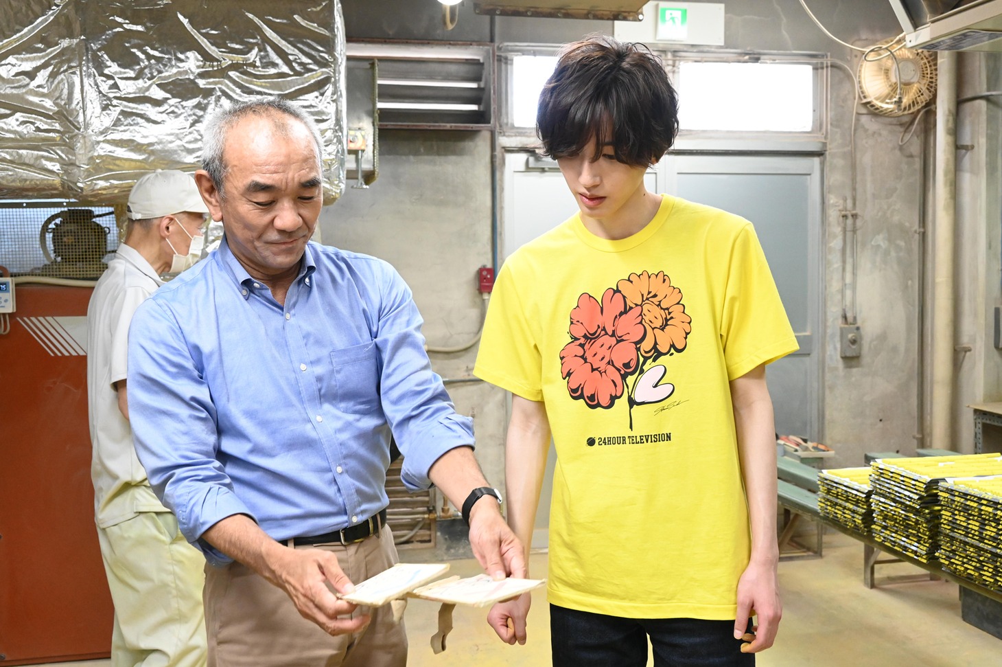 日本理化学工業の工場を見学する道枝駿佑（右）と、代表取締役社長の大山隆久（左）。