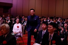 満島真之介（中央）