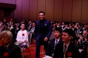満島真之介(中央)