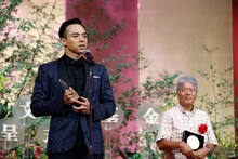 左から満島真之介、中江裕司。