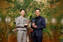 左から長澤まさみ、満島真之介。